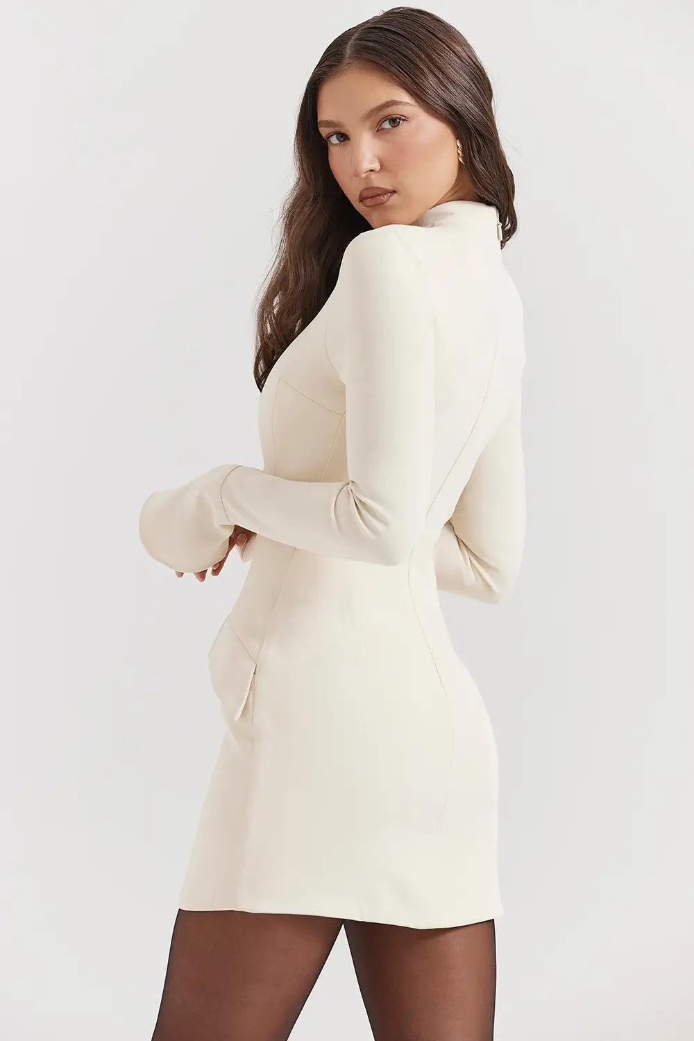Vestido Corto Blanco Elegante con Bolsillos Decorativos – Modelo Mahalia