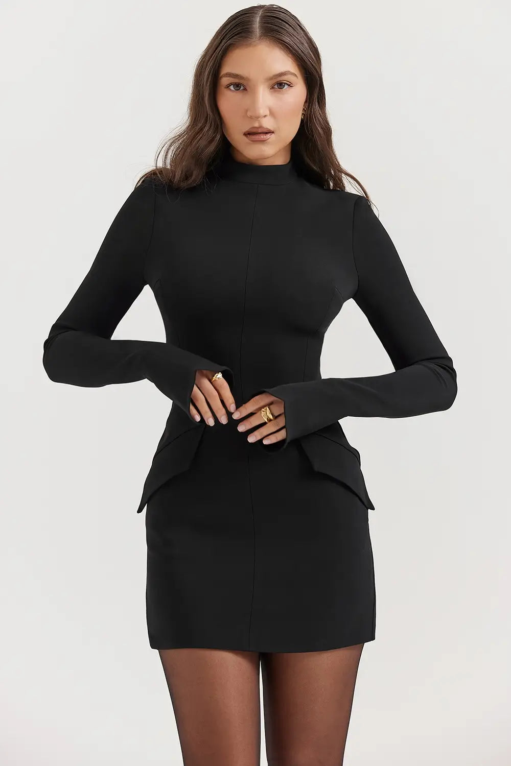 Vestido Corto Negro con Bolsillos Decorativos – Modelo Mahalia