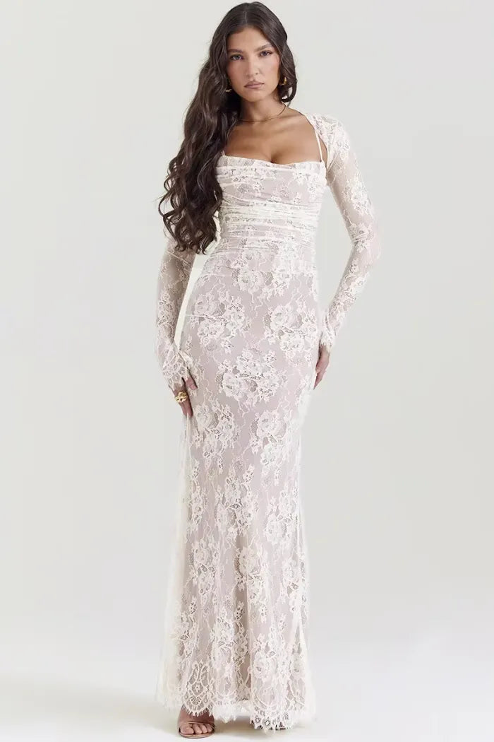 Modelo usando vestido blanco largo de encaje con tirantes – ideal para boda civil o evento elegante