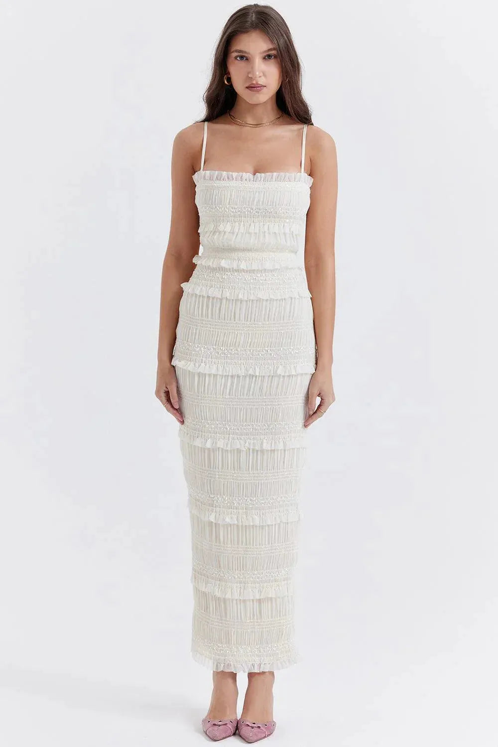 Modelo usando vestido blanco largo elegante con tirantes, ideal para boda civil