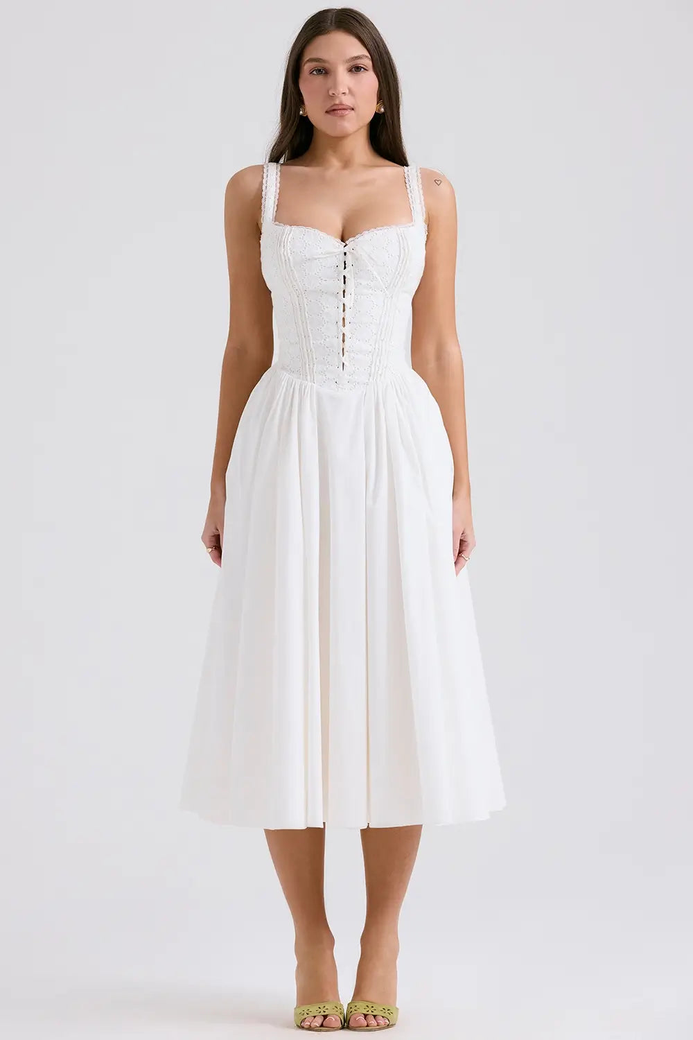 Modelo usando vestido blanco de encaje con tirantes y falda midi – Veliara