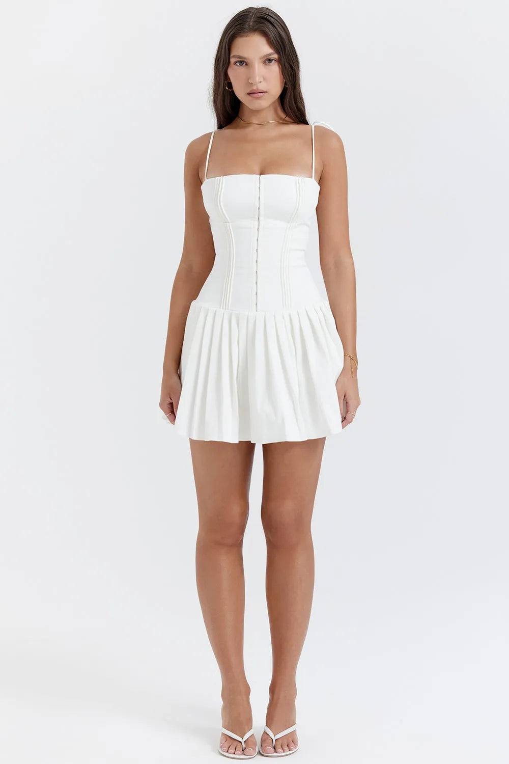 Modelo usando vestido corto blanco sencillo para boda civil – Amélie Fleur