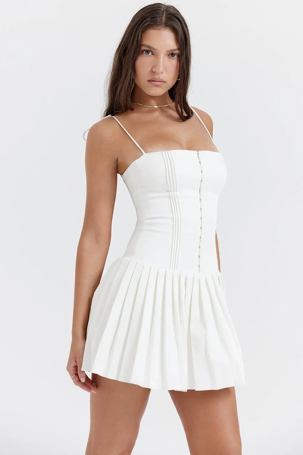 Modelo usando vestido corto blanco sencillo para boda civil – Amélie Fleur