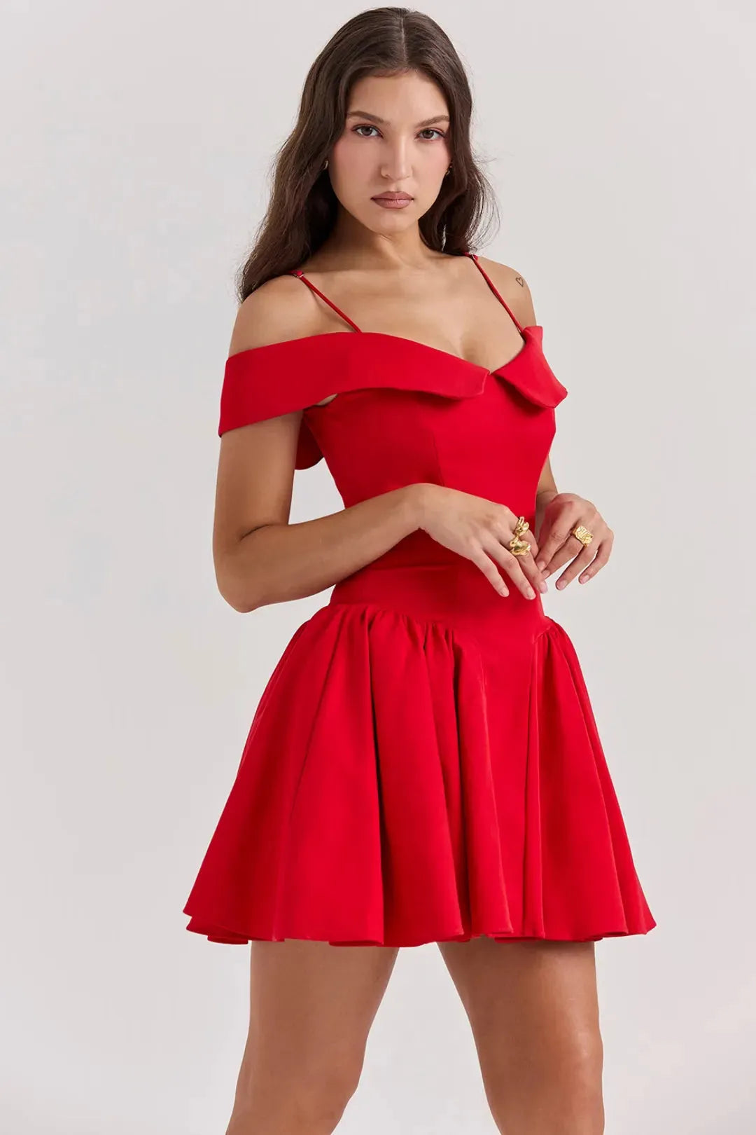 Modelo usando vestido corto rojo elegante que moldea la cintura - modelo Elida frontal