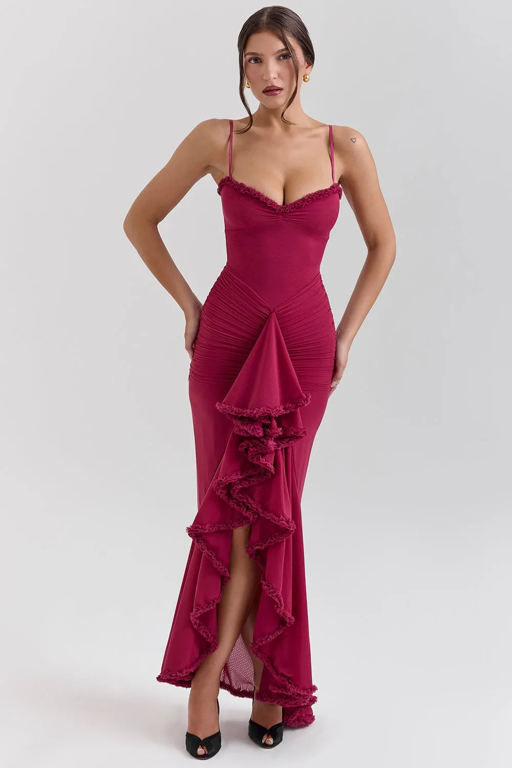 Modelo usando vestido largo con volante y cola trasera elegante – ideal para fiesta, boda o gala