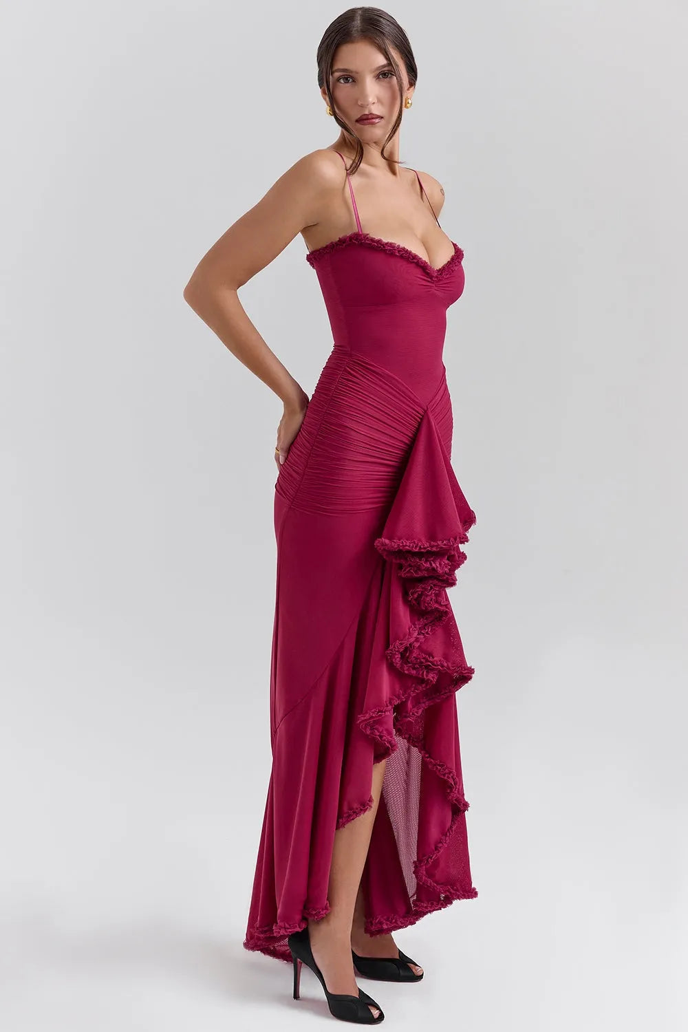 Modelo usando vestido largo con volante y cola trasera elegante – ideal para fiesta, boda o gala