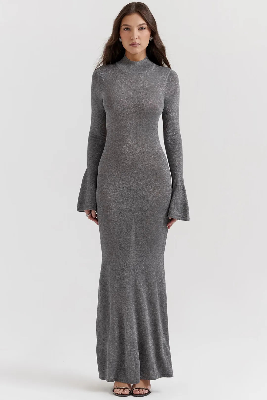 Modelo usando vestido largo gris con acabado metálico y silueta sofisticada – Sancha