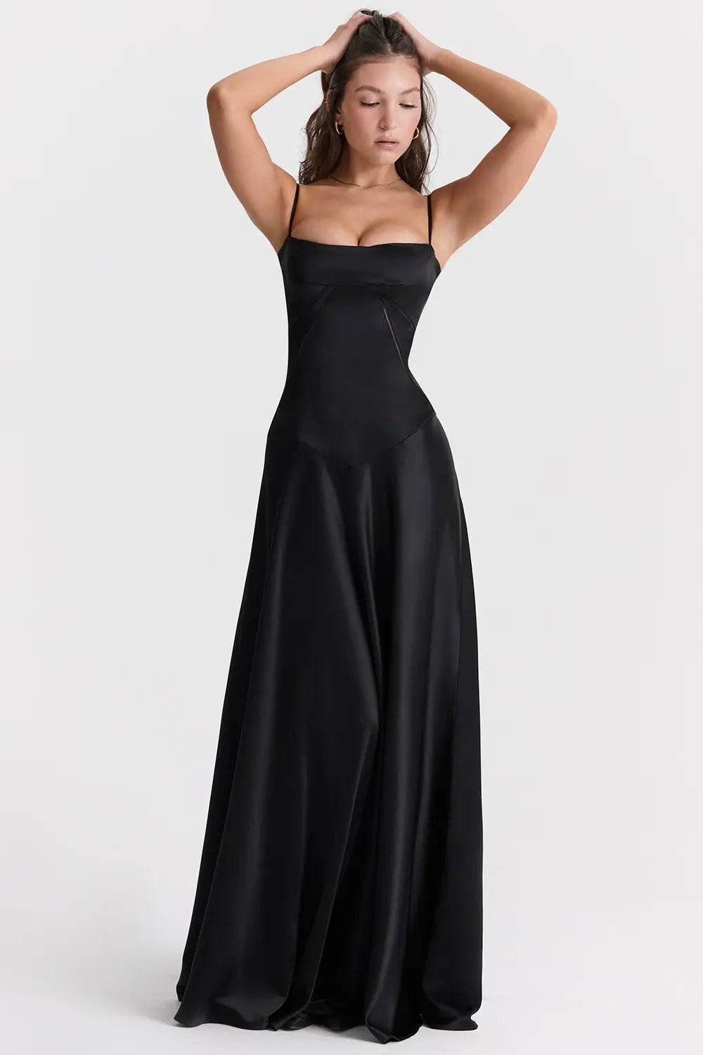 Vestido largo negro elegante para mujer con espalda descubierta y detalle de encaje delicado, ideal para bodas, fiestas formales, cenas especiales y eventos de noche. El modelo Mavie de Veliara está confeccionado en una tela de caída fluida que se adapta al cuerpo con suavidad, realzando la silueta sin apretar. Su escote recto y diseño sin tirantes ofrecen un look sofisticado y sensual, mientras que el encaje en la espalda añade un toque de romanticismo moderno.