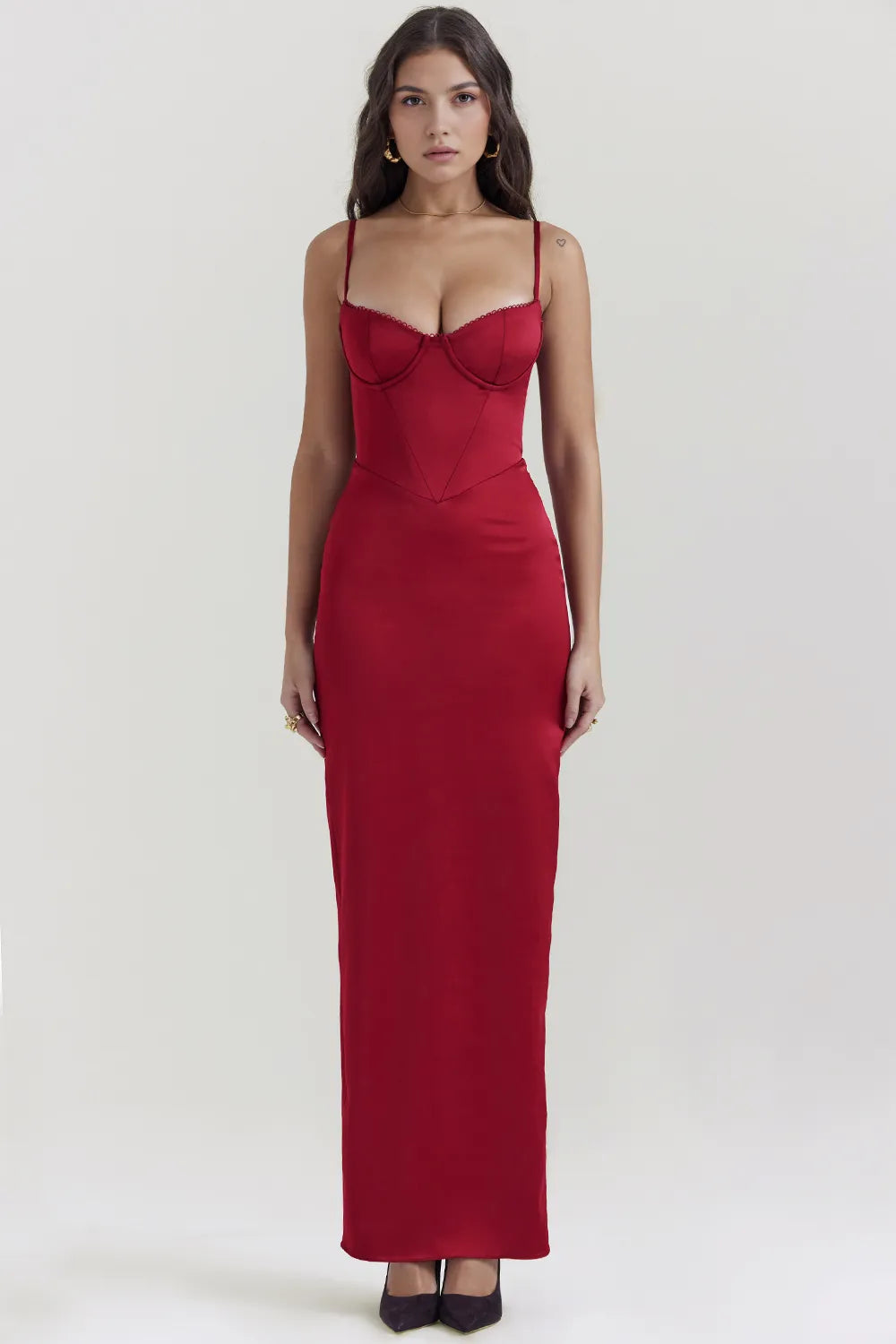 Modelo usando vestido largo rojo de satén con encaje en busto – Modelo Isabelle
