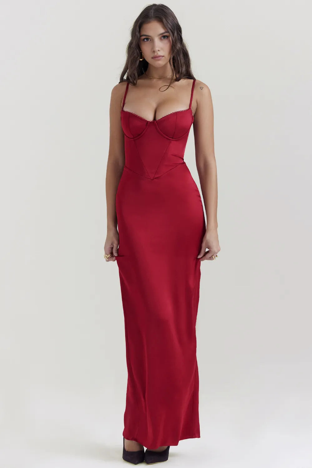 Modelo usando vestido largo rojo de satén con encaje en busto – Modelo Isabelle