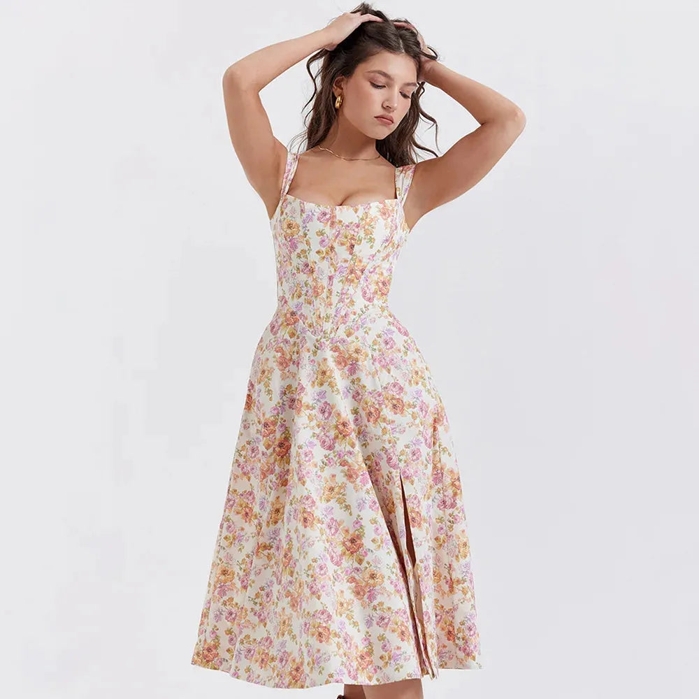 Modelo usando vestido crema estilo corset con abertura lateral, ideal para bodas al aire libre y sesiones de fotos.