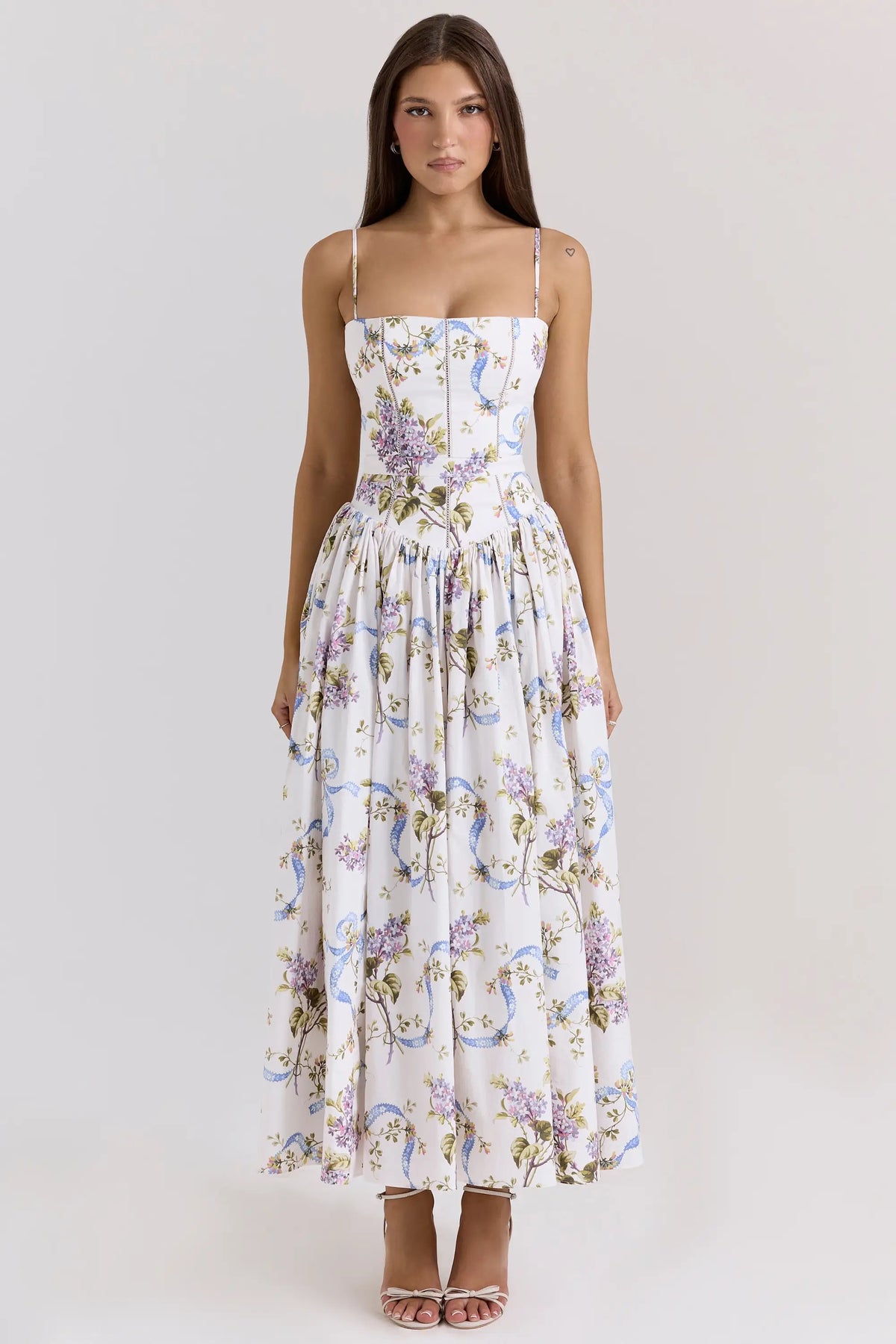 Modelo usando el Vestido Izzie en color Blanco arabesco – corset estructurado y estampado delicado