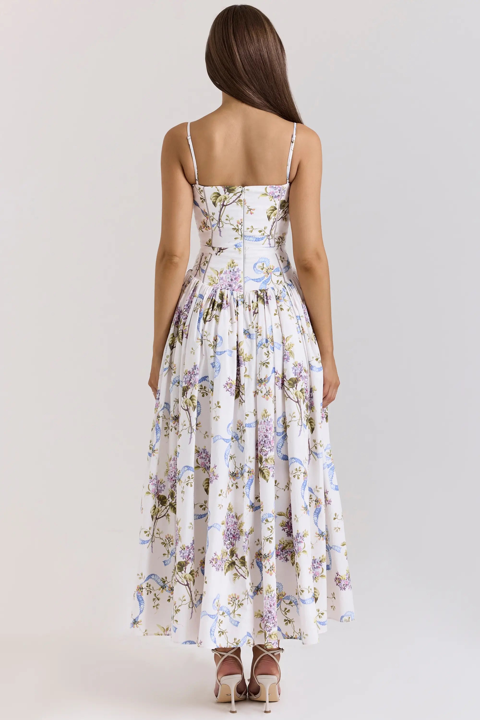 Modelo usando el Vestido Izzie en color Blanco arabesco – corset estructurado y estampado delicado