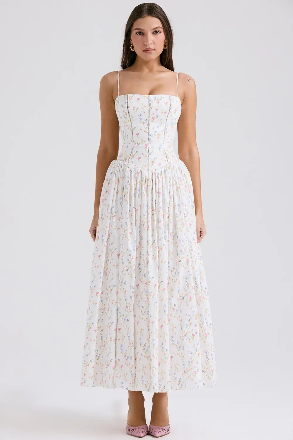 Modelo usando el Vestido Izzie en color Blanco Floral – corset estructurado y estampado delicado