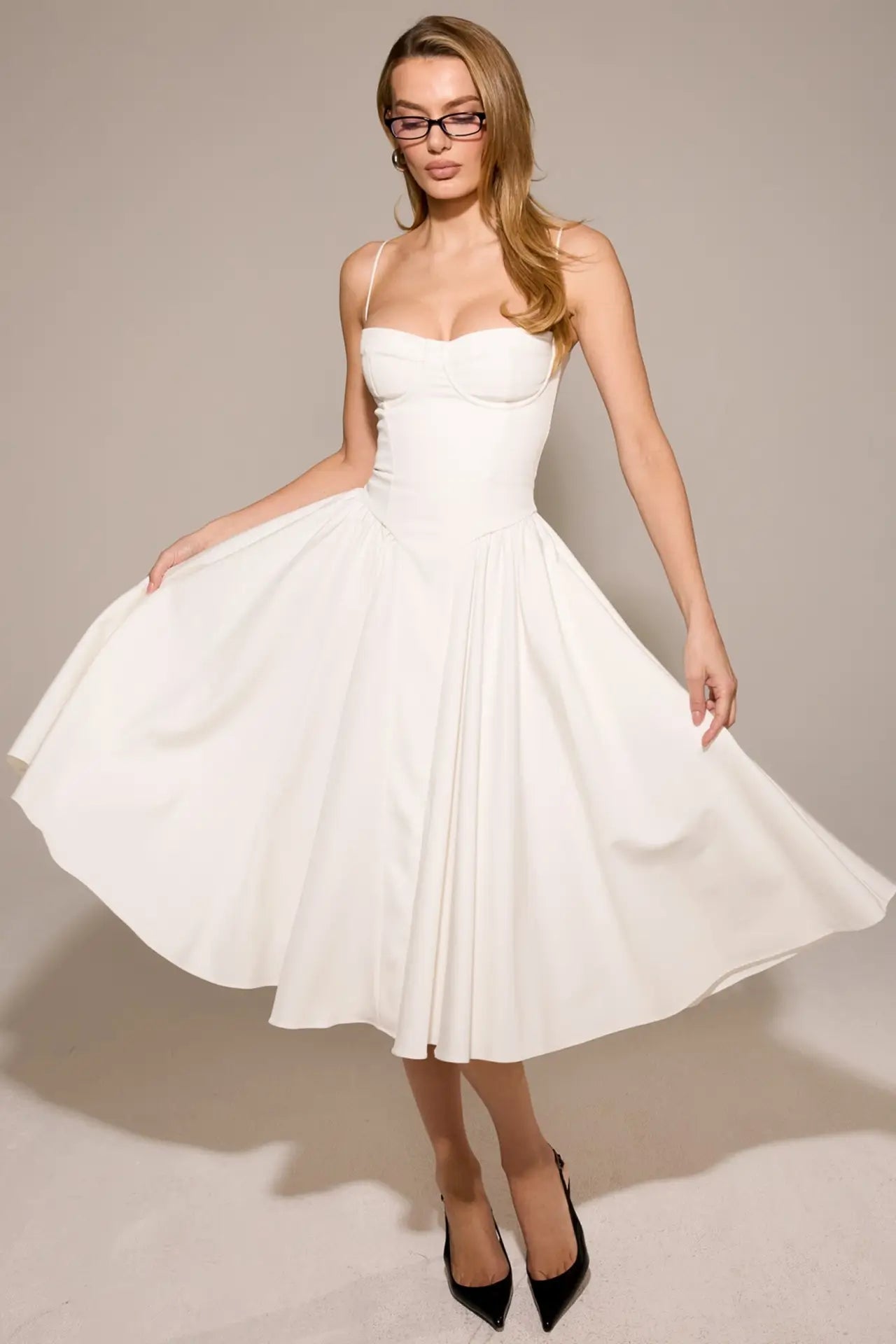 Modelo usando vestido de novia blanco sencillo y elegante con escote cuadrado y corte midi – ideal para boda civil o segundo vestido de novia