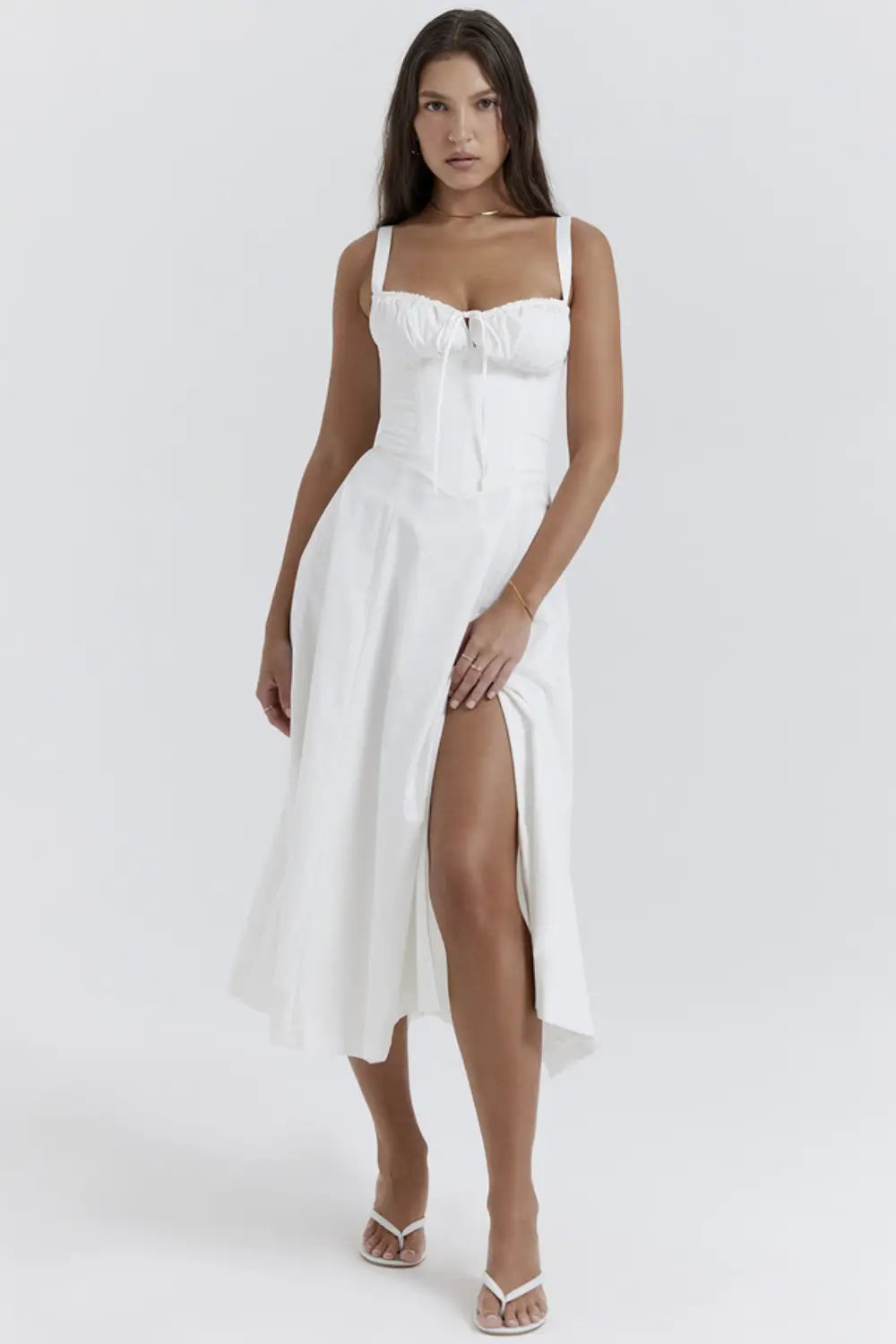 Mujer usando vestido blanco midi elegante y sencillo, ideal para boda civil o como segundo vestido de novia. Modelo Attracione de Veliara.